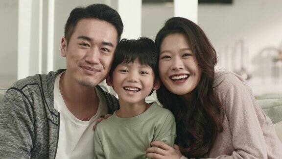 年轻的亚洲家庭在一起享受美好时光