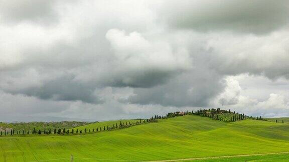 意大利托斯卡纳山丘上的云朵