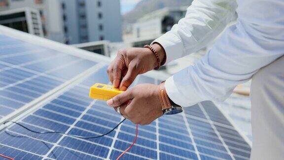 技术员手和万用表测试太阳能电池板的电力或可再生能源检查在城市的屋顶承包商的手检查加热的屋顶板是否通电或质量测试