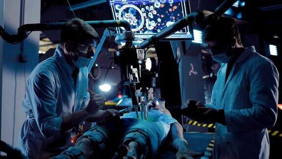 外科医生正在机器人的配合下进行手术
