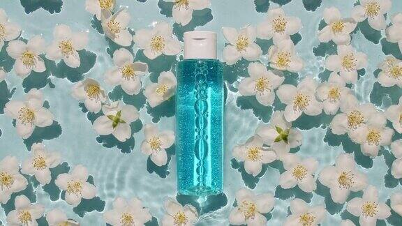 茉莉花花瓣在水面上有水滴化妆品瓶