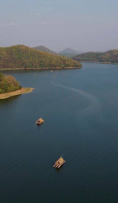 泰国东北部伊桑地区的怀克拉汀湖以漂浮的竹筏而闻名