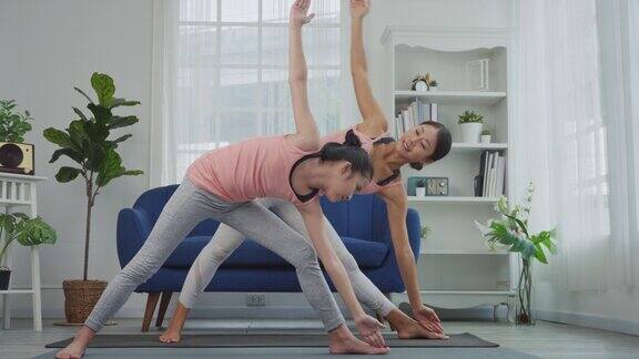 母女俩正在三角驿站的家里练习瑜伽