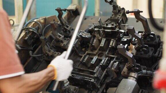 机械臂工厂焊接汽车零部件的高效制造工艺工人将备件放入块和机械臂机焊接高效制造就像机械臂机器无缝焊接汽车零部件一样