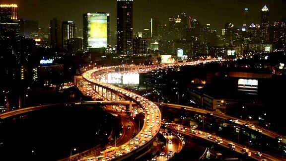 曼谷城市的交通在夜晚或黄昏鸟瞰高速公路或高速公路在泰国