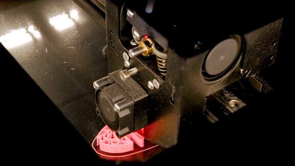 现代3D打印机打印粉色鱼骨架塑料模型