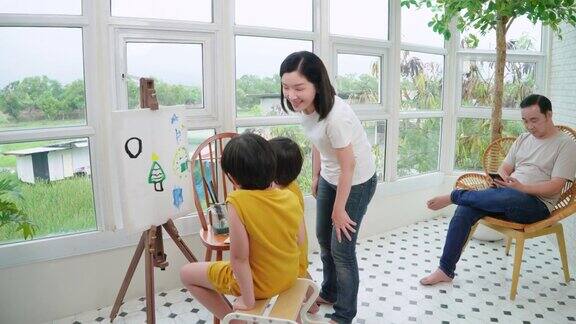 孩子们在家画画