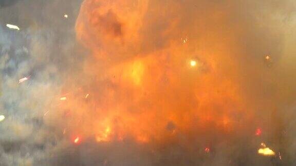 慢镜头爆炸与火烟和火花在街道上橙色的火焰