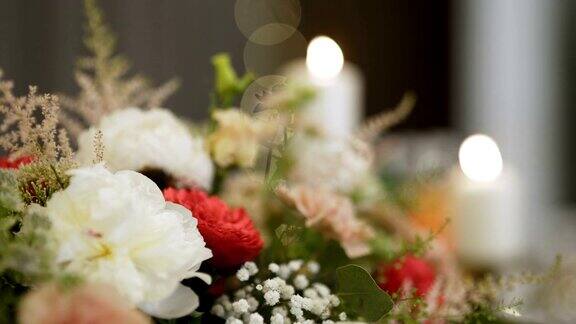 桌上有花漂亮的花