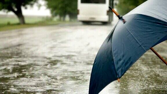 雨天路上的雨伞