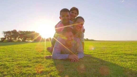 一个幸福的白人家庭躺在户外的草地上