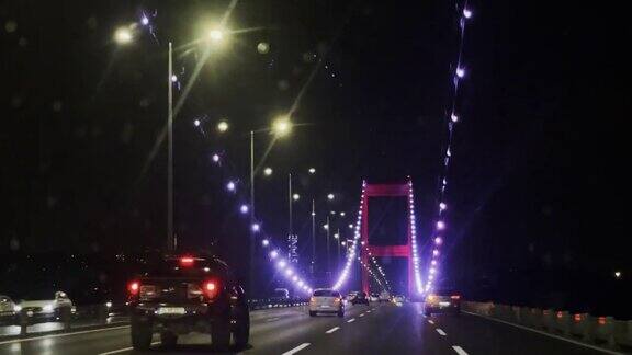 汽车驶过伊斯坦布尔的博斯普鲁斯大桥