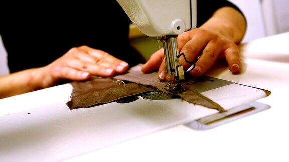 女裁缝在缝纫机上缝布