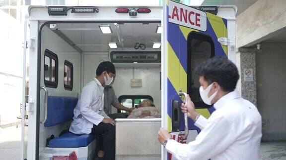 医生在救护车上检查病人和病人的丈夫一起