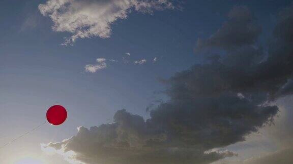 红气球飘向天空