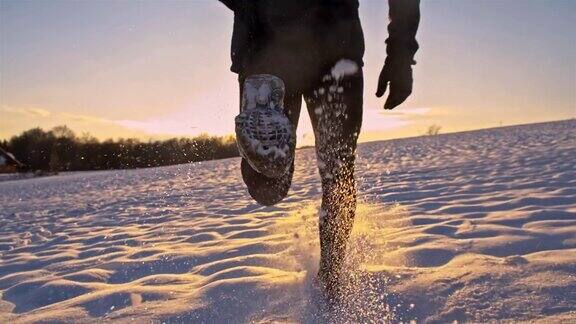 慢动作在雪中慢跑