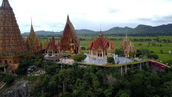 4K航拍图姆苏阿庙(老虎洞庙)最受欢迎的寺庙在泰国北碧府泰国