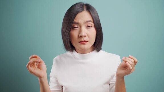 一名亚洲妇女眼睛疼痛孤立地站在蓝色背景下卫生保健4k的视频