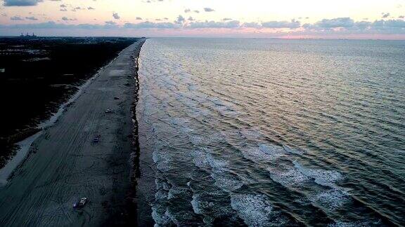 上升直起无人机观看日出在墨西哥海湾帕德雷岛天堂海滩