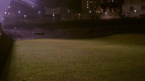 雨水倾泻在市区的草地上