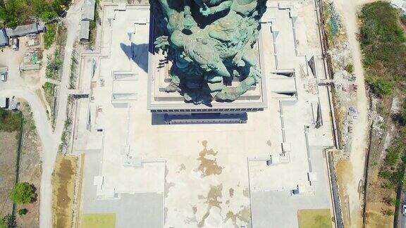 从无人机的角度看巴厘岛的揭路达维斯努雕像