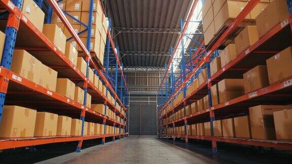 在工厂仓库储存工业仓库的货架与货物箱的排列紧密