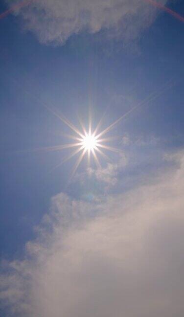 垂直时间流逝太阳和云在天空中移动阳光和阳光