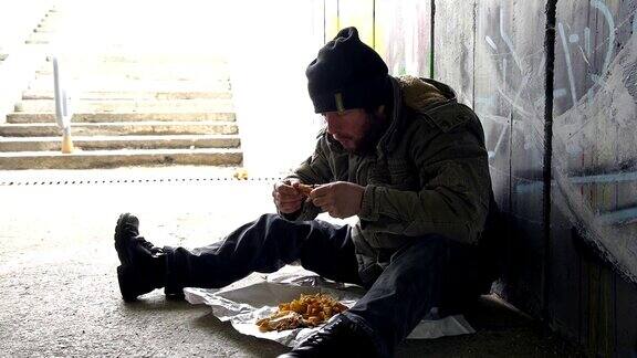 多莉:无家可归的人在吃东西