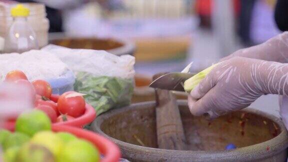 厨师正在制作木瓜沙拉