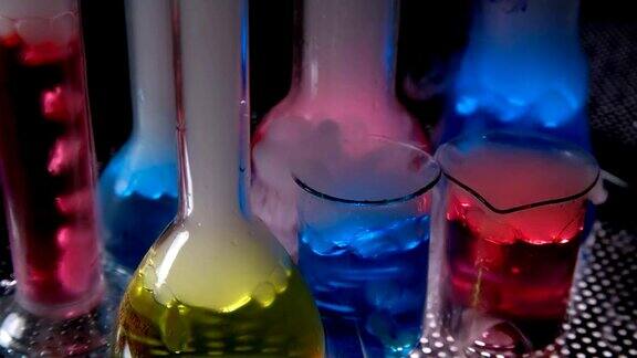 实验室里装有化学液体的试管背景为黑色