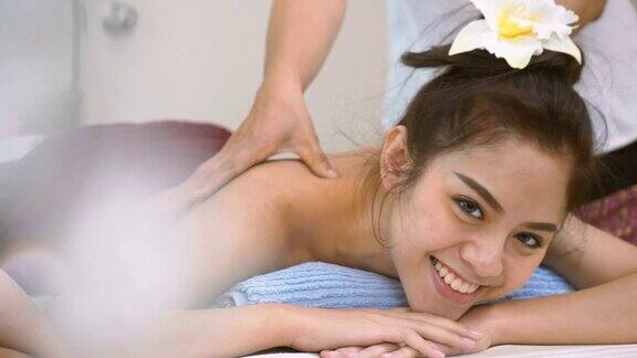 美丽的亚洲女人正在享受spa按摩