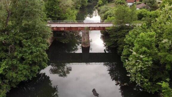 在一座生锈的旧桥下流过的一条小河