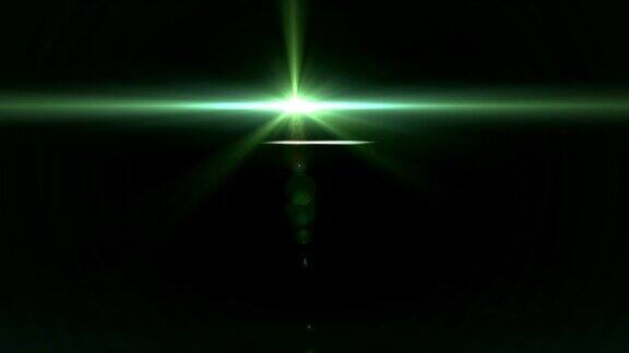 在黑色背景下移动的发光的绿色光点