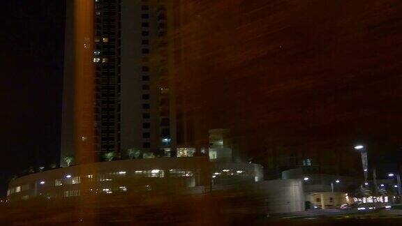 夜间阿布扎比公路旅行侧窗全景4k阿拉伯联合酋长国