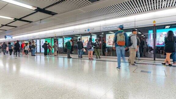 慢镜头:香港地铁车站的行人、旅客和游客