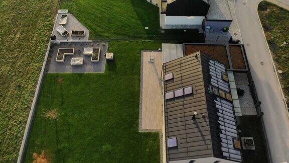 带有大后院草坪的现代房屋鸟瞰图