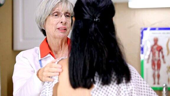 妇女准备乳房检查乳房x光检查在医生的办公室或医院
