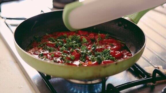 用平底锅煮番茄酱