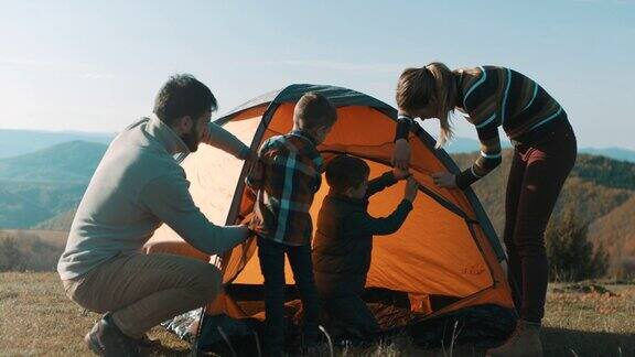 一家人在山顶搭帐篷