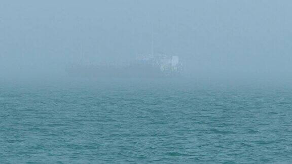货船被浓雾遮住了
