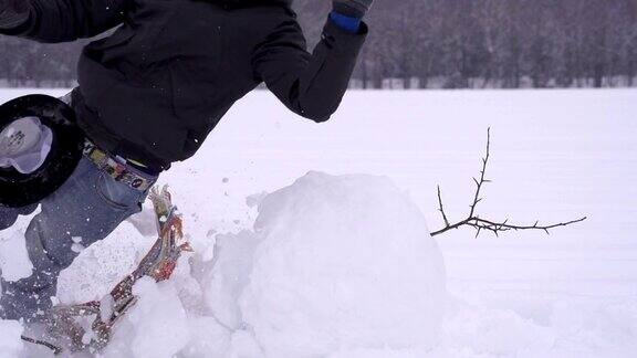 踩雪人的人