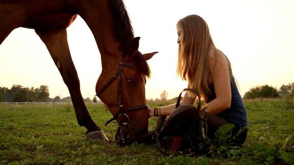 近距离观察:年轻开朗的女孩与马在牧场放牧