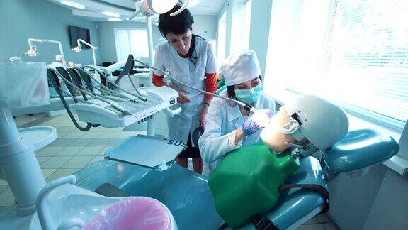 年轻女子从事牙科活动