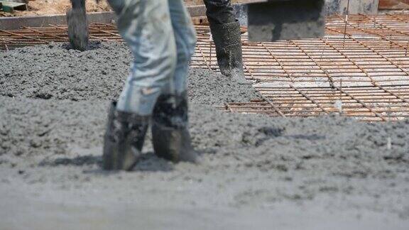 工人们正在准备表面浇筑水泥有一辆水泥车正在把液体混凝土倒在街道上