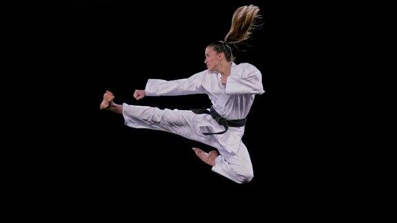 SLOMOLD女空手道运动员表演在空中踢
