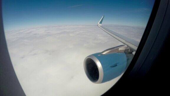 飞机在宁静的蓝天白云之上飞行度假旅游