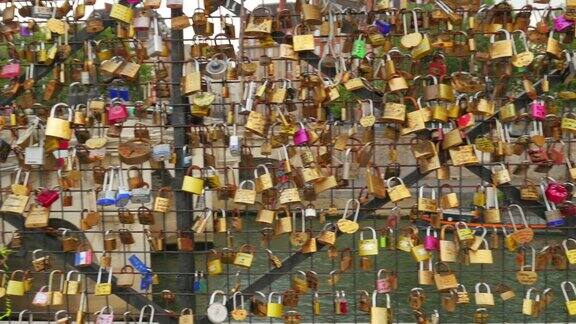 法国巴黎圣母院附近的爱情锁桥