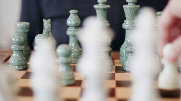 两个人在国际象棋棋盘上下国际象棋