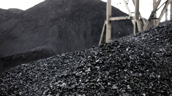 煤山煤从传送带上掉下来