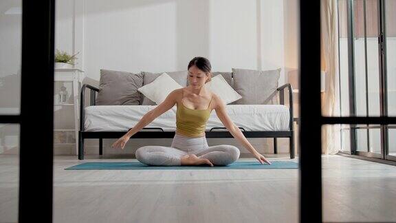 亚洲美女在家练习瑜伽